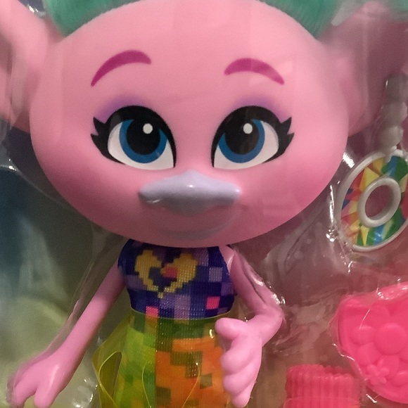 DreamWorks Trolls World Tour Glam Satin Fashion Doll with Accessories. NIB - Picture 2 of 7